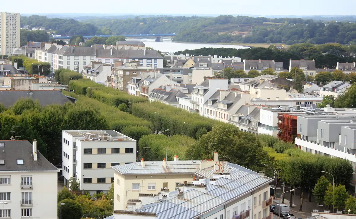 Le centre reconstruit de Lorient et le cours de Chazelles, avec la rade au fond