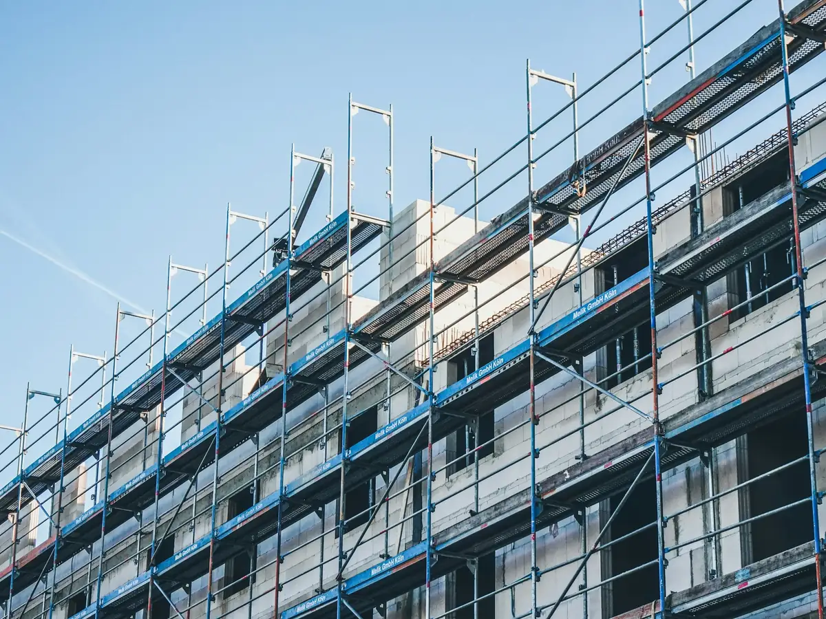 Façade d'immeuble sous échafaudage, panneaux isolants blancs en cours de pose