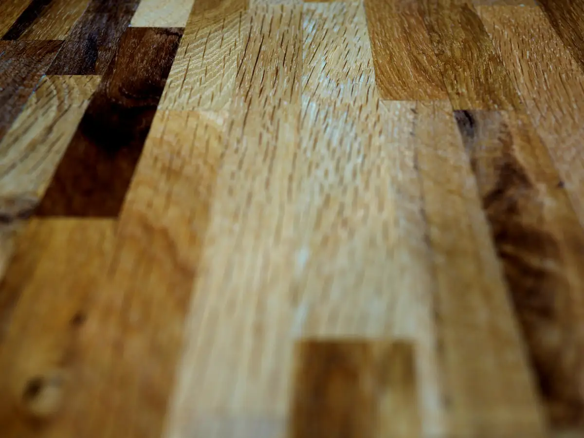 Lames de parquet en chêne vues de très près, veinage et joints entre les lames