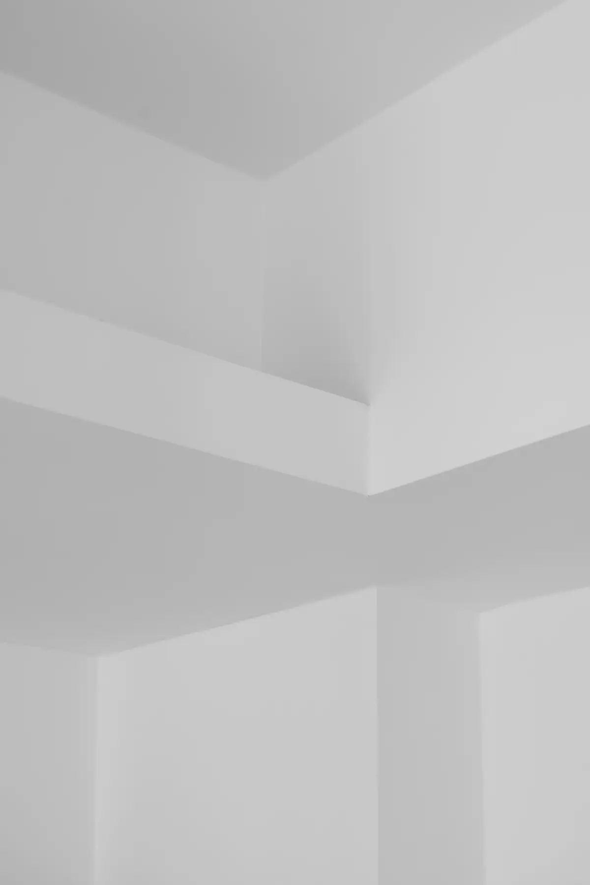 Plafond blanc à décrochés, lignes nettes et lumière douce
