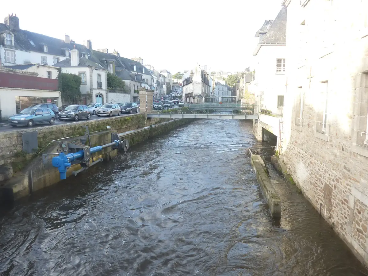 L'Isole entre ses quais de pierre dans la ville basse de Quimperlé, maisons alignées au bord de l'eau