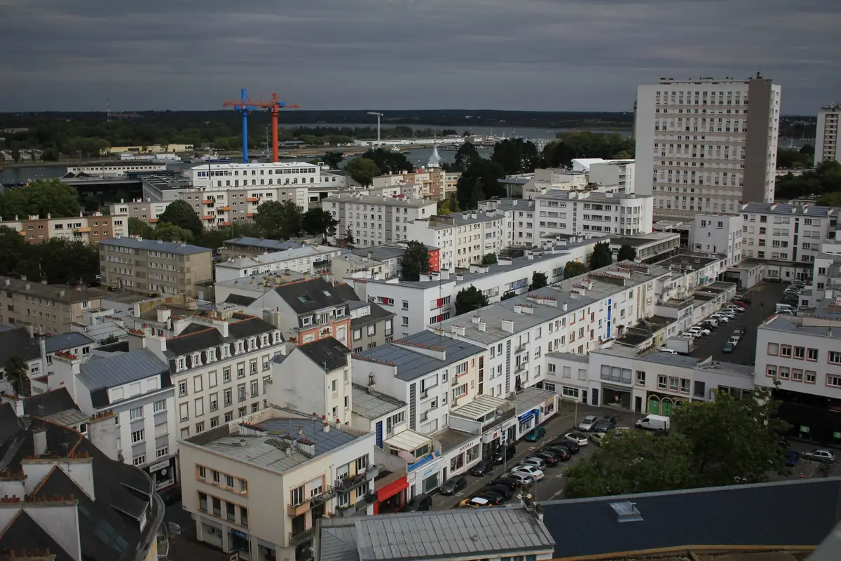 Toits et immeubles de la Reconstruction dans le centre de Lorient, vus du clocher de Notre-Dame-de-Victoire