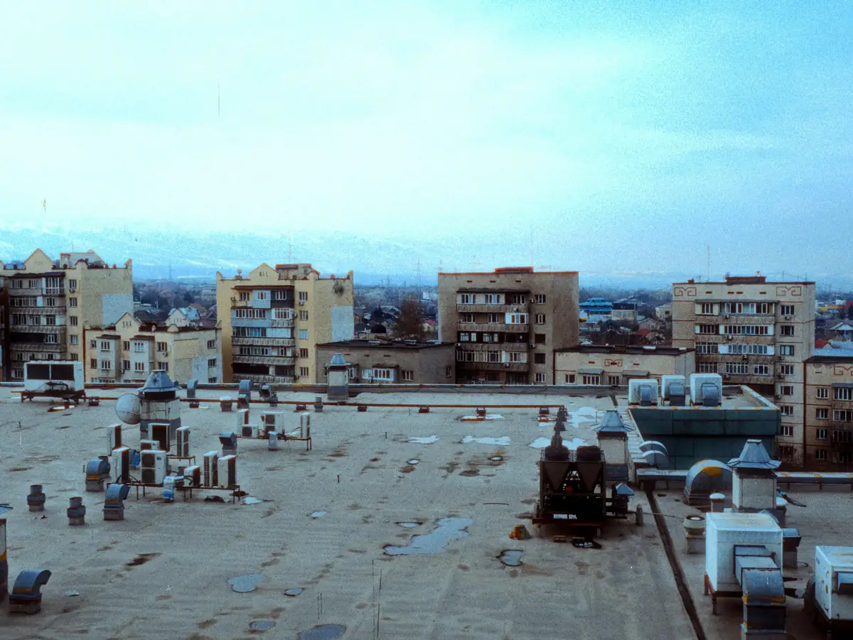 Toits-terrasses d'immeubles couverts d'étanchéité, avec gaines et sorties de ventilation