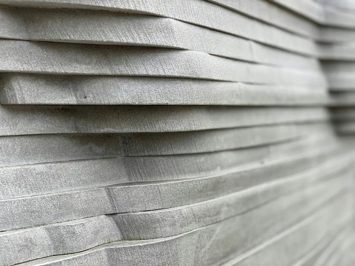 Tranches de panneaux gris empilés, vues de très près